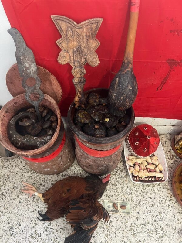 Offrande aux divinités vodoun pour un rituel de purification et désenvoutement exécuté par un Boconon béninois pour un client en France